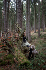 Fototapeta na wymiar Attraktive Frau mit Hund entspannt im Wald