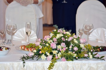 Wedding banquet table with flowers decoration 