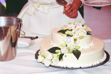 Fototapeta na wymiar Wedding cake with white flowers