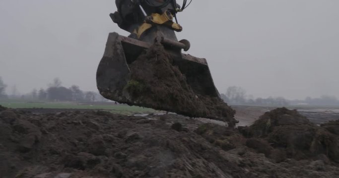 bucket excavator grabs sand and drops the sand 