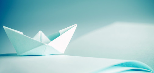 Origami - Barchetta in carta su foglio