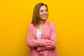 Obraz premium Young fashion business woman smiling confident with crossed arms.