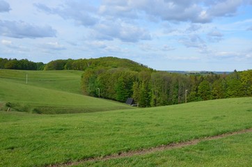 Fototapeta na wymiar Hügellandschaft im Frühling