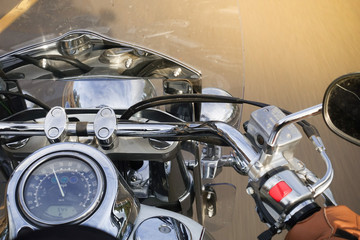 Obraz premium a man riding a motorcycle on the road with the sunlight in the corner