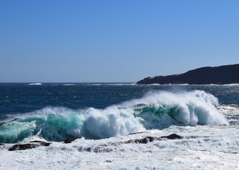 powerful waves hitting the shorleine with a big splash 