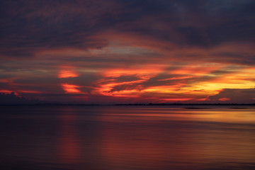 Fototapeta na wymiar Twilight sky with color cloud at the lake.