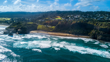 Fototapeta premium Oceaniczne fale na popularnej plaży w słoneczny dzień. Plaża Muriwai, Auckland, Nowa Zelandia