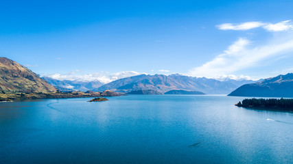 Obraz premium Pristine lake at a sunny day with mountains on the background. Wanaka, Otago, South Island, New Zealand