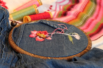 La customisation de la robe en jean avec de la broderie. Fleur brodée.