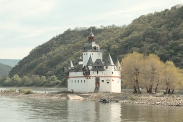 Pfalzgrafenstein Castle (German: Burg Pfalzgrafenstein) is a toll castle on the Falkenau island, otherwise known as Pfalz Island in the Rhine river (Kaub, Germany, Europe)