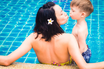 Obraz na płótnie Canvas Mom and son in the pool.