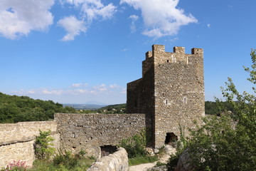 Fototapeta na wymiar Château médiéval de Saint Montan en Ardèche construit au 11 ème siècle