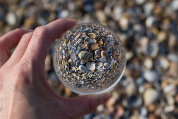 viele muscheln durch glaskugel © Eva Lechtenberg