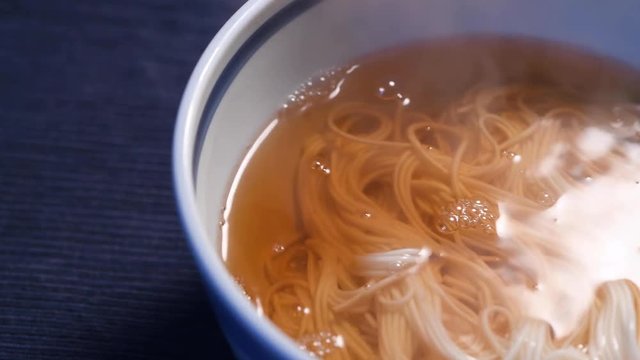 温かいそうめんを食べる