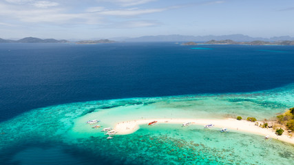 Obraz premium aerial seascape tropical island with sand bar, turquoise water and coral reef. Ditaytayan, Palawan, Philippines. tourist boats on tropical beach. Travel tropical concept. Palawan, Philippines