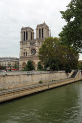 Fototapeta na wymiar facade of Basilica of Notre Dame de Paris with Seine River befor