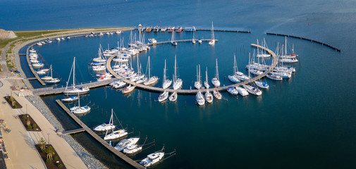 Luftaufnahme eines Yachthafen auf der Ostseeinsel Fehmarn