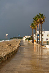 Paseo marítimo al amanecer en paralelo a la playa de Altafulla con sus casas de cara al mar Mediterráneo. Tarragona
