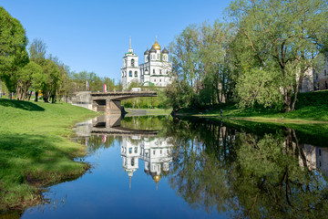 Fototapeta na wymiar the Pskova river, Trinity Cathedral, Troitsky bridge