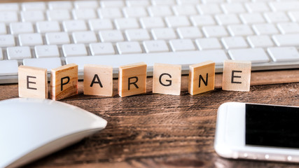 Lettres sur pieces en bois : épargne