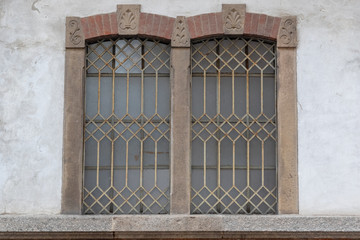 finestre antiche con mattoni e grate ferro battuto
