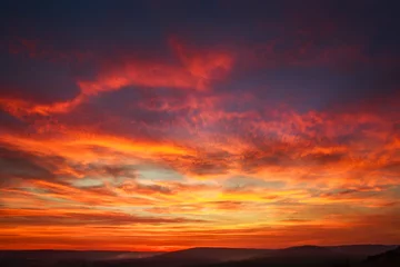 Poster Wunderschöne orange Sonnenuntergang bunte Wolken am Abendhimmel, natürliche Schönheit der Natur © okostia