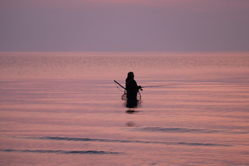 Angler in der Ostsee am Abend