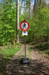 Windbruch - Verbotsschild für Fußgänger im Wald - Lebensgefahr