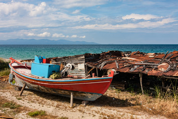 Fototapeta na wymiar Kleines Fischerboot an griechischem Strand