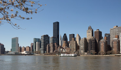 Obraz premium Partial view of Manhattan from Roosevelt Island