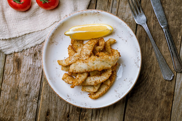 Rings of squid in batter with lemon