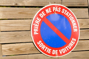 French no parking sign