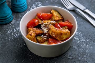 Salad with baked aubergines and tomatoes