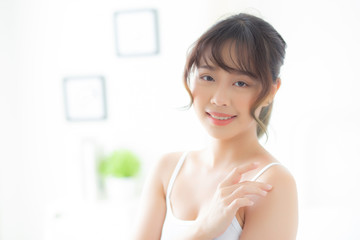 Obraz na płótnie Canvas Beautiful young asian woman applying cream treatment for skin care touch on shoulder, asia girl with lotion spa and moisturizing health and wellness body part, lifestyle and beauty cosmetic concept.
