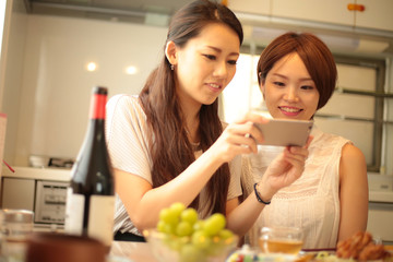 料理をする女性