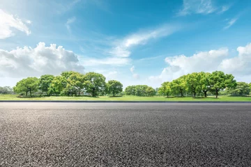 Foto op Canvas Landweg en groen bos natuurlijk landschap onder de blauwe hemel © ABCDstock