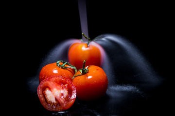 Tomates bajo chorro de agua.