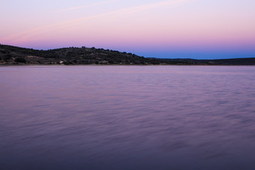 Obraz premium Atardecer en Embalse Guadalix de la Sierra, España.
