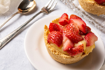 Tart and cutlery