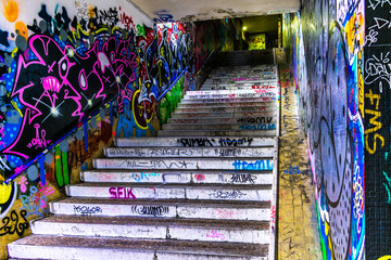 Escaleras con graffitis
