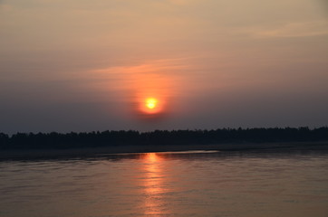 カンボジアのクラチェ　メコン川と美しい夕日と漁師の小船