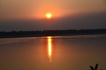 Obraz premium カンボジアのクラチェ メコン川と美しい夕日と漁師の小船