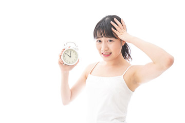 寝坊をする若い女性