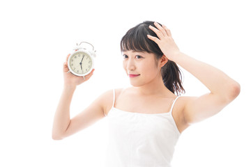 早起きをする若い女性