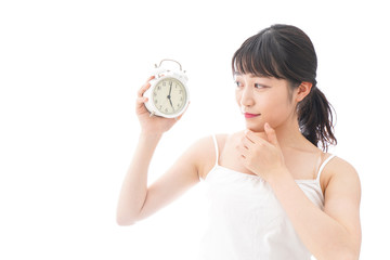 早起きをする若い女性