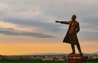 夕焼けの羊ヶ丘展望台（Hitsujigaoka Observatory Hill at sunset）