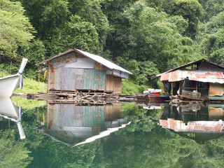Obraz premium Floating house in Ratchaprapa Dam in Thailand