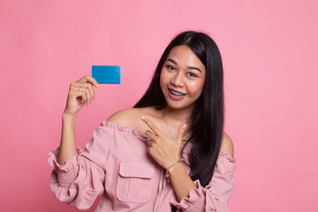 Naklejka premium Young Asian woman point to a blank card.