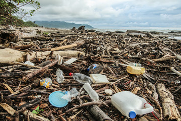 Pollution sur une plage du Costa Rica après de grosse pluies, les déchets qui étaient dans les rivières se retrouvent sur cette plage du pacifique. Santa Teresa, Costa Rica