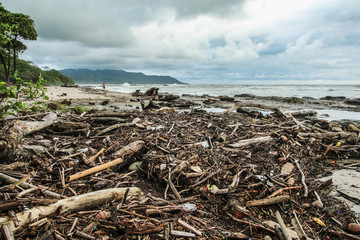 Pollution sur une plage du Costa Rica après de grosse pluies, les déchets qui étaient dans les rivières se retrouvent sur cette plage du pacifique. Santa Teresa, Costa Rica
